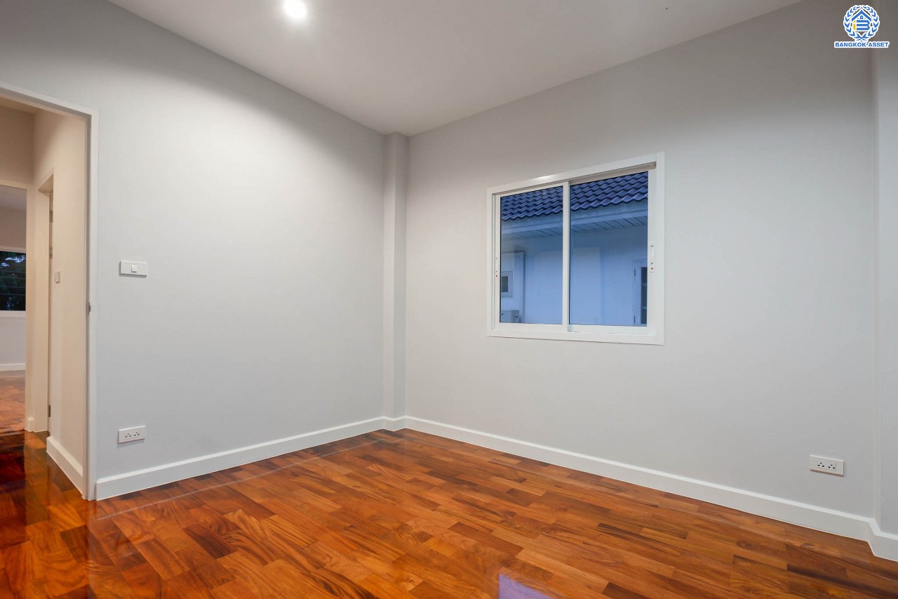 บ้านมือสองตกแต่งใหม่ โครงการ มณีรินทร์พาร์ค รัตนาธิเบศร์-ท่าอิฐ แบรนด์ Property Perfect เนื้อที่ 50 ตร.ว. ฟังก์ชัน 3 ห้องนอน 3 ห้องน้ำ จอดรถได้ 2 คัน บนทำเลศักยภาพ เชื่อมต่อทั้ง ถนนรัตนาธิเบศร์ และถนนราชพฤกษ์ ใจกลาง 2 เซ็นทรัลฯ ใกล้ทางด่วน "งามวงศ์วาน" และรถไฟฟ้า "สถานีบางรักน้อยท่าอิฐ"